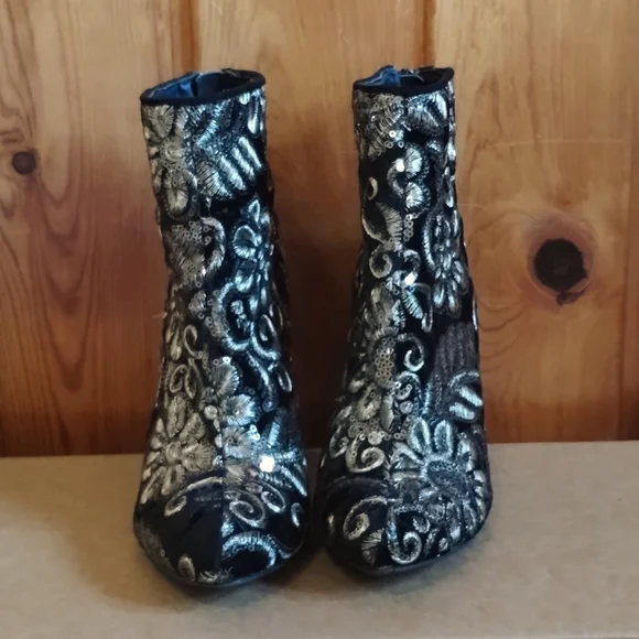 Wild Diva Embroidered and Sequin boho back Zip Heeled Bootie size 6.5 - Picture 2 of 7